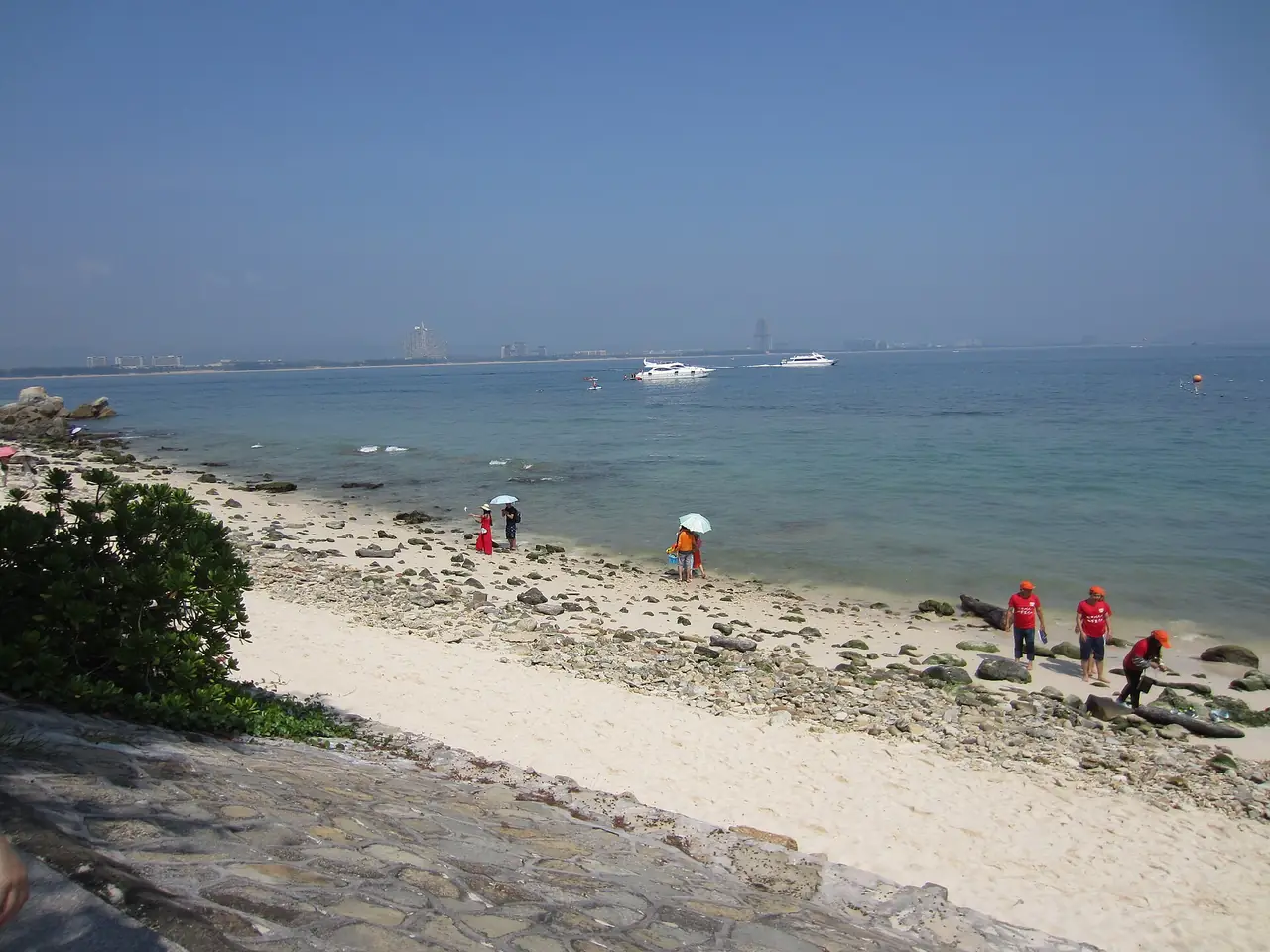 ทะเลใสและหาดทรายด้านชายฝั่งเกาะ ภาพจากคอมมอนส์