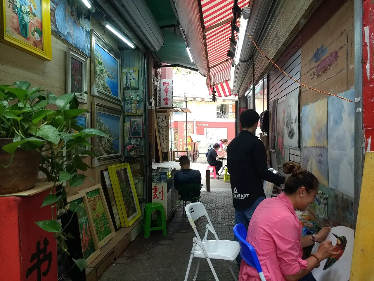 ศิลปินวาดภาพสีน้ำมันในหมู่บ้านต้าเฟิน เซินเจิ้น ภาพถ่ายโดย Mx. Granger