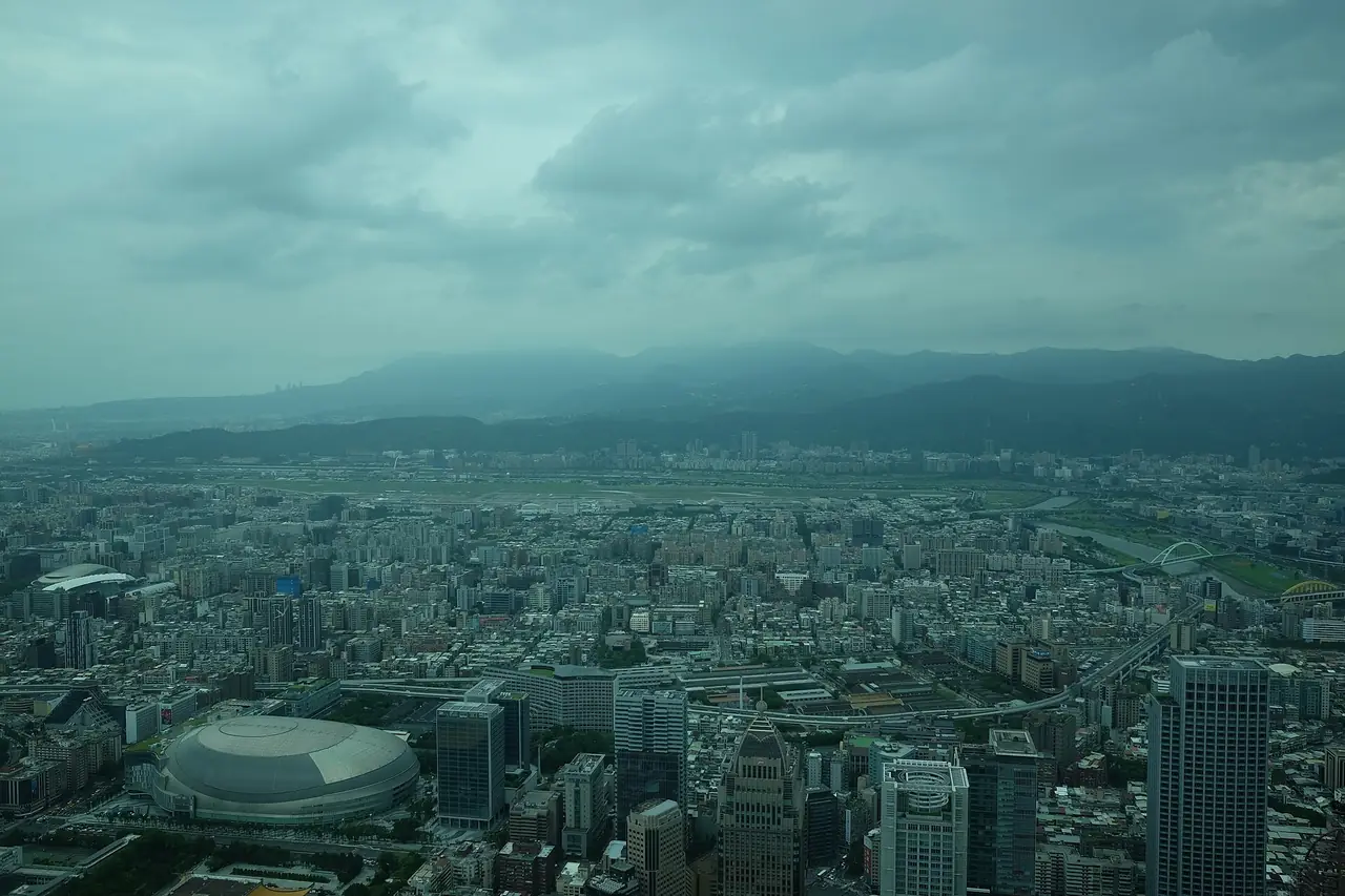 วิวเมืองไทเปมองผ่านกระจกจุดชมวิว Taipei 101 ในวันฟ้าหม่น