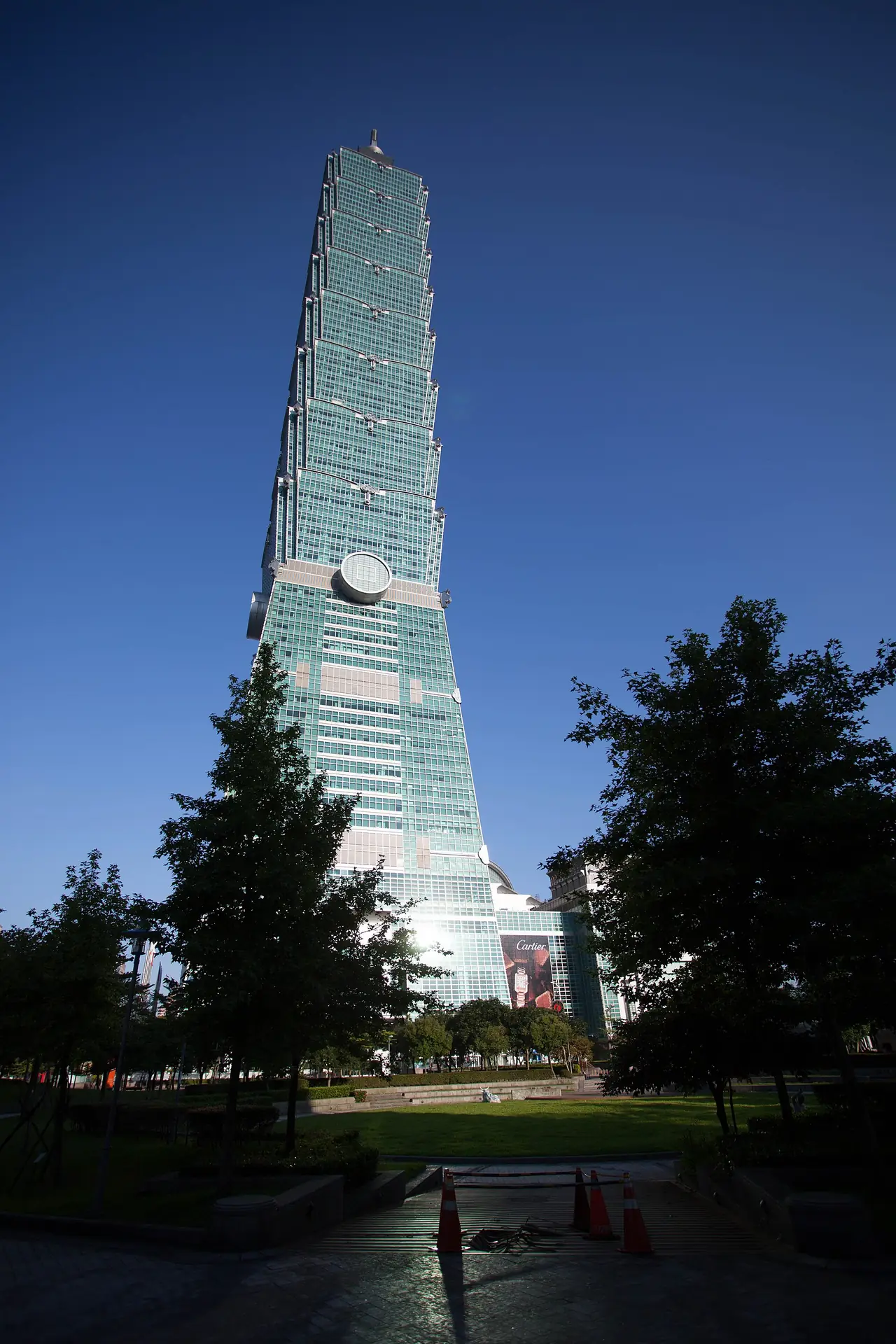 ตึก Taipei 101 มองจากย่านจัตุรัส Xinyi ตอนค่ำ