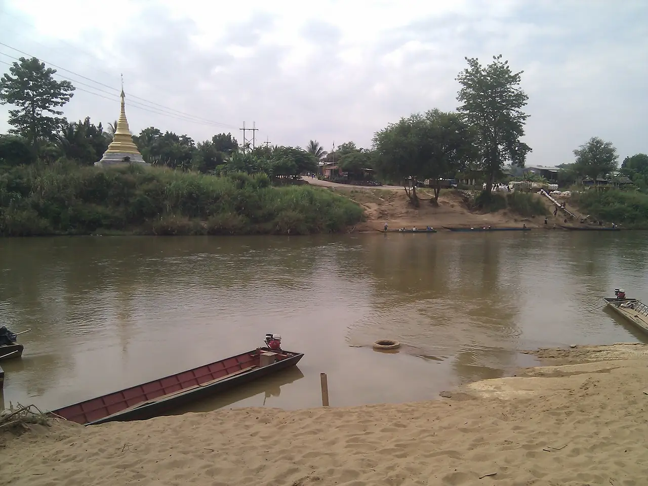 ท่าเรือเล็กบนแม่น้ำเมยตามแนวชายแดนไทย-เมียนมา