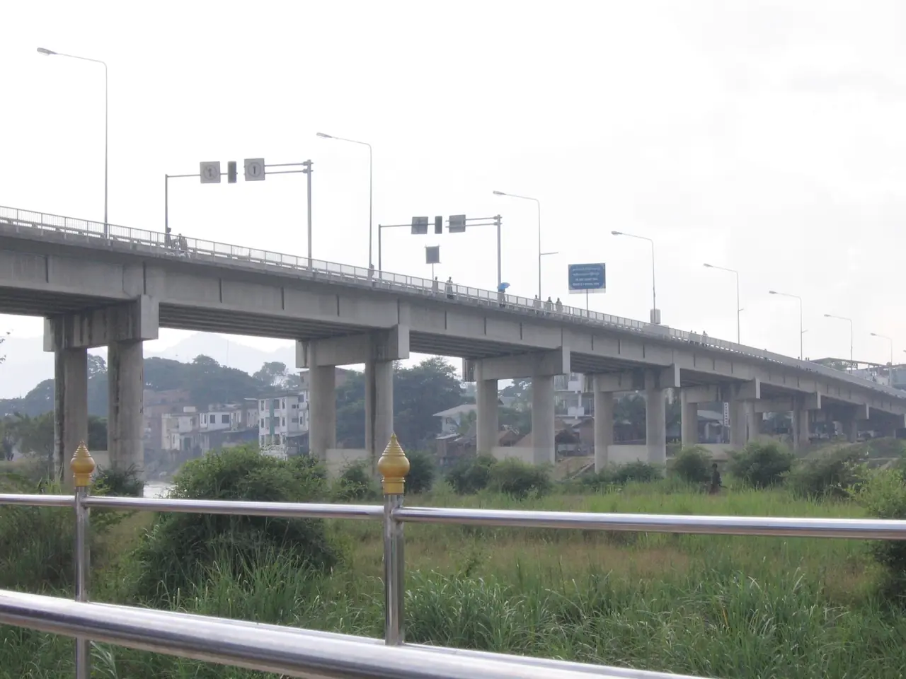 สะพานมิตรภาพไทย-เมียนมา เชื่อมแม่สอดกับเมียวดี