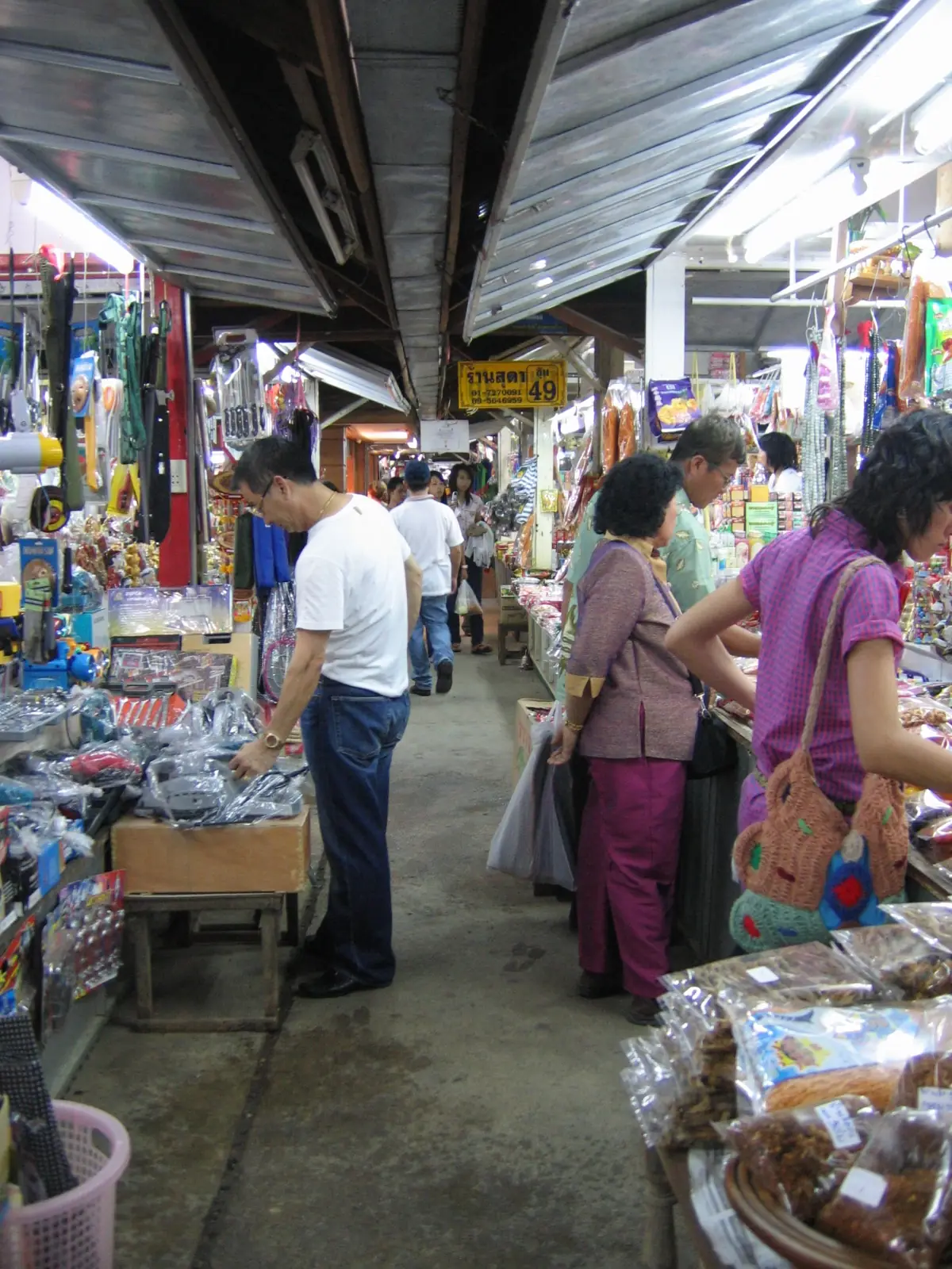 ภายในตลาดริมเมยใกล้ชายแดนแม่สอด