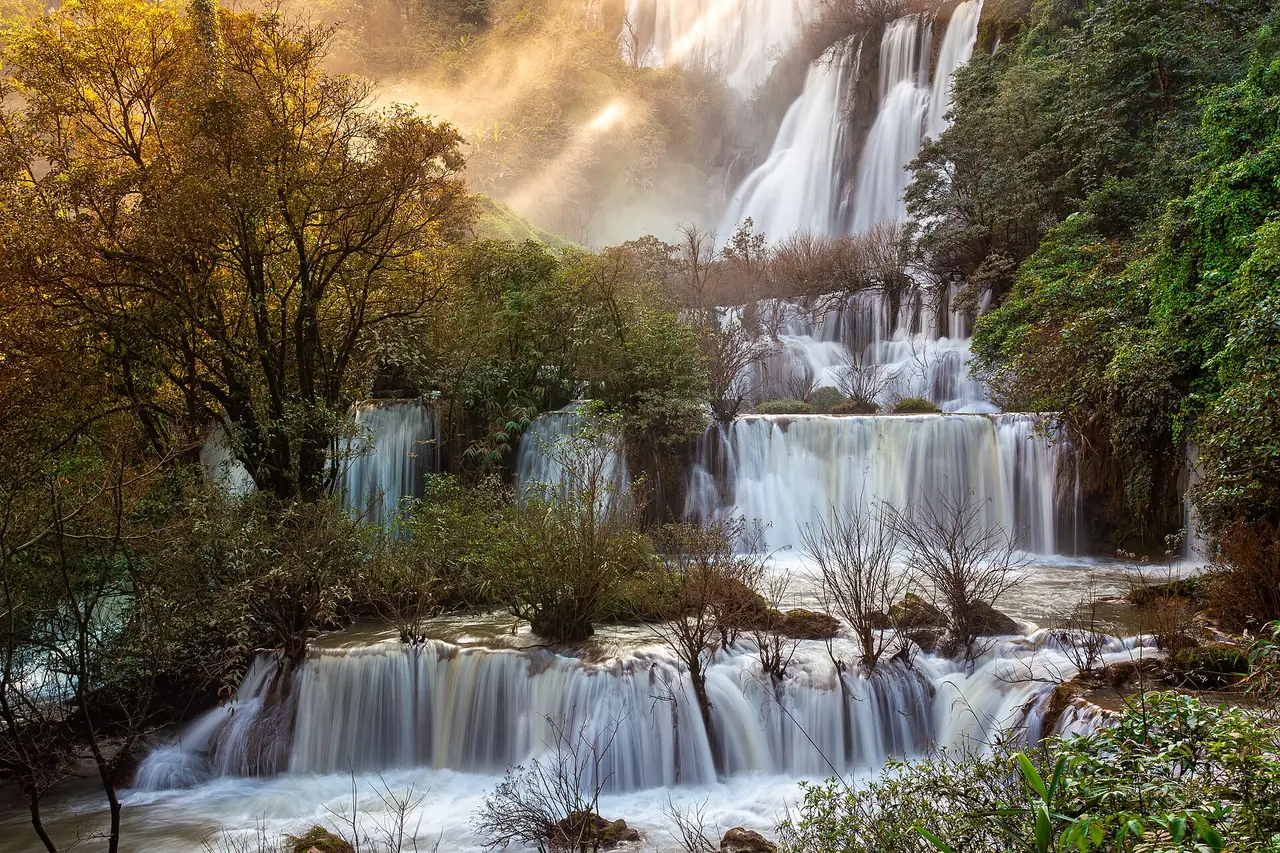 ชั้นน้ำตกของทีลอซูในเขตรักษาพันธุ์สัตว์ป่าอุ้มผาง