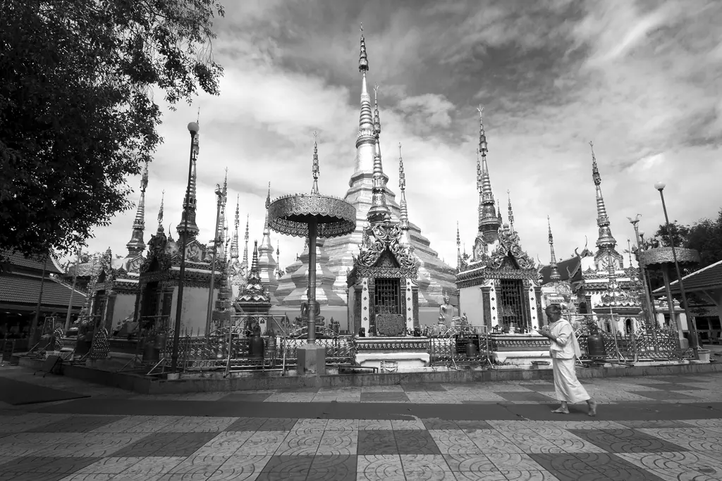 วัดพระธาตุที่บ้านตาก ใกล้เมืองตาก ในภาพขาวดำ