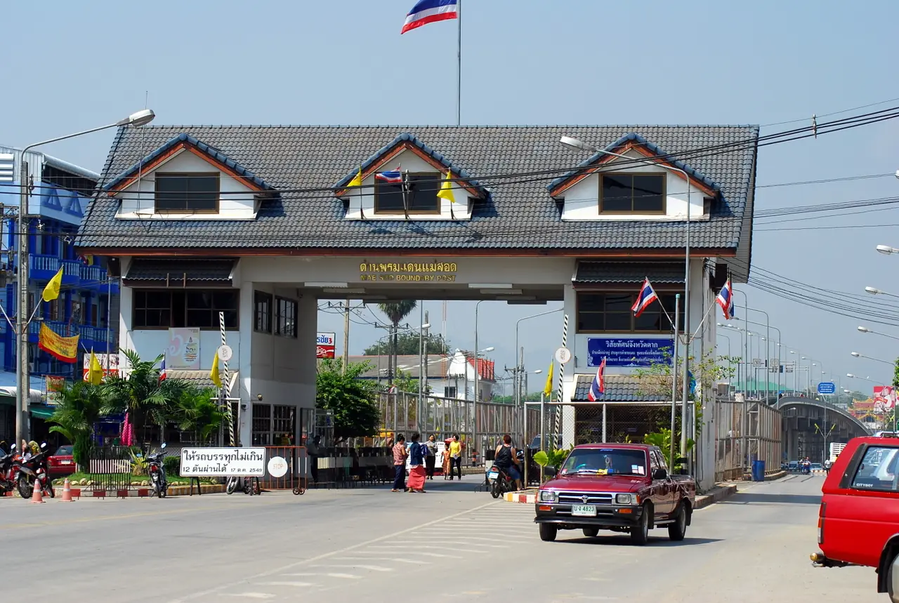 ประตูฝั่งไทยของสะพานมิตรภาพไทย-เมียนมา ภาพของ Mikhail Esteves จาก Wikimedia Commons ใบอนุญาต CC BY 2.0 Commons ไม่ระบุวันที่ถ่าย