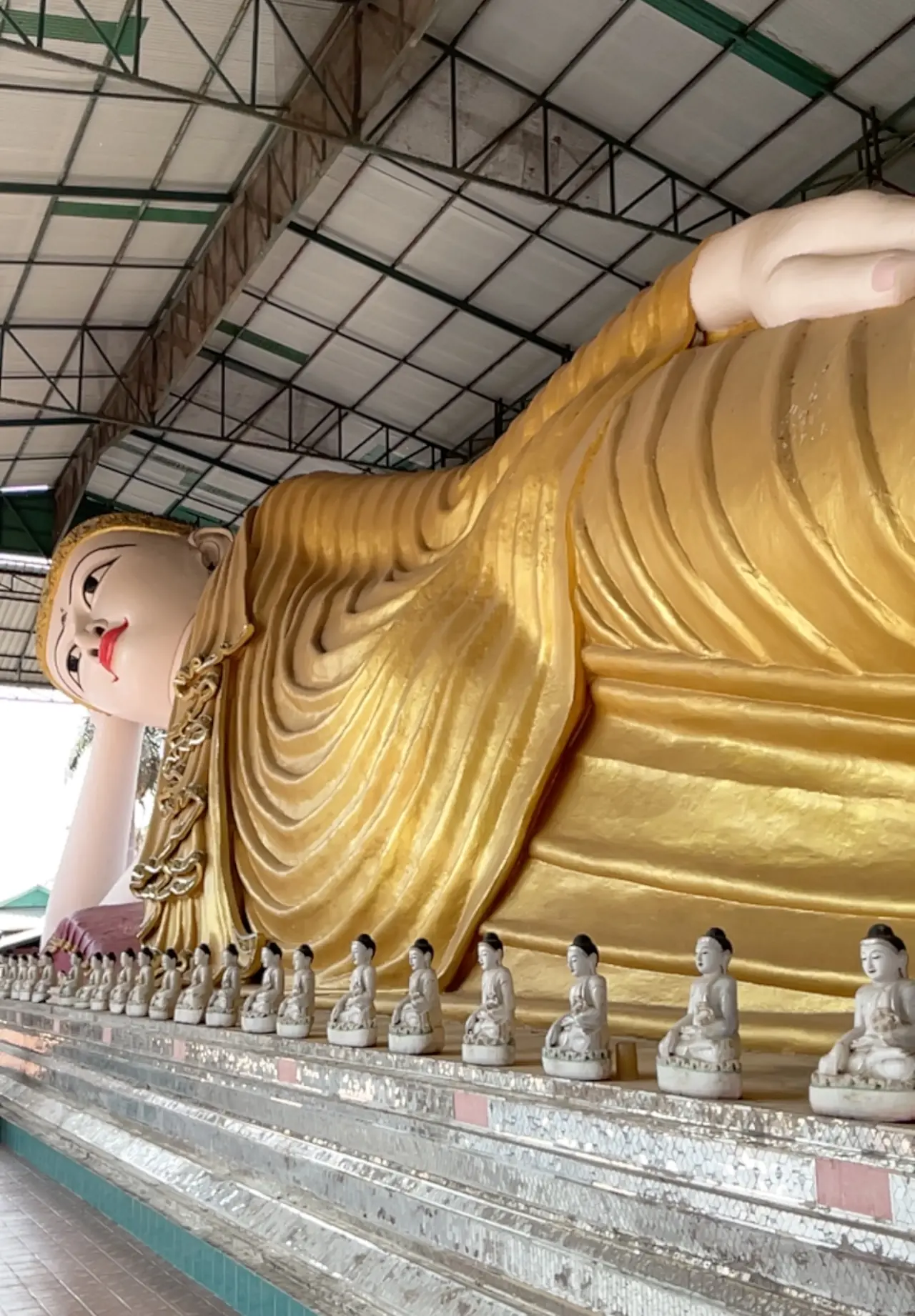 พระนอนที่วัดวัฒนาราม แม่สอด ภาพของ Docsto47 จาก Wikimedia Commons เผยแพร่แบบ CC0 Commons ชื่อวัดในภาพตามคำอธิบายของไฟล์ ไม่ระบุวันที่ถ่าย