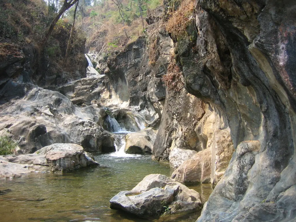 น้ำตกลานสางในฤดูแล้ง อุทยานแห่งชาติลานสาง ภาพของ Martin Puschel (Spreesprotte) จาก Wikimedia Commons ใบอนุญาต CC BY-SA 3.0 Commons ภาพนี้ชื่อไฟล์ระบุฤดูแล้ง ไม่ระบุเดือน