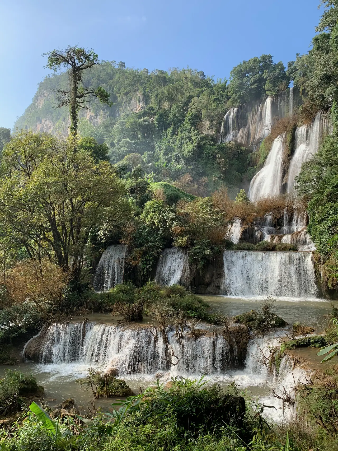 น้ำตกทีลอซู ภาพของ Hibiscusfive จาก Wikimedia Commons ใบอนุญาต CC BY-SA 4.0 Commons ระบุว่าถ่ายตอนเช้า เดือนพฤศจิกายน 2563