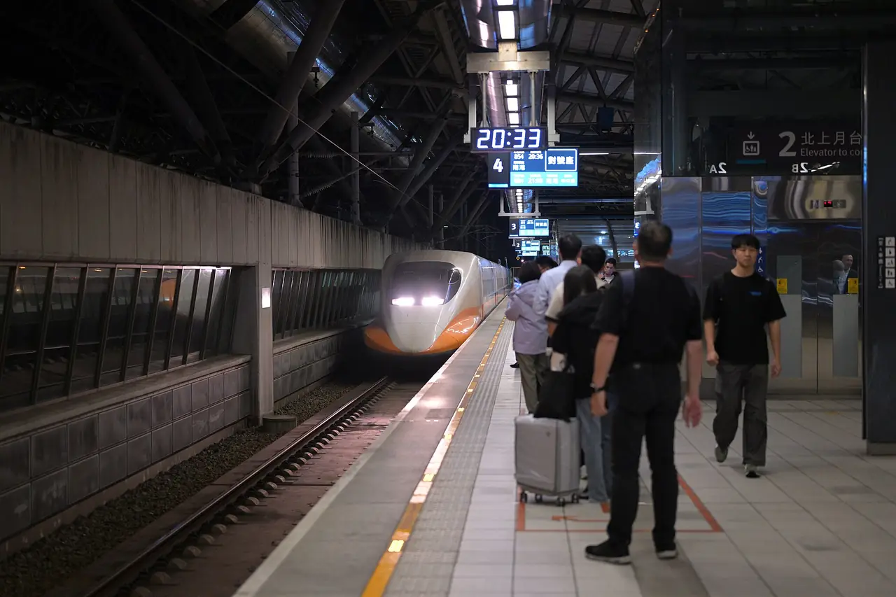 ขบวนรถไฟความเร็วสูงเข้าชานชาลาสถานีไถจง