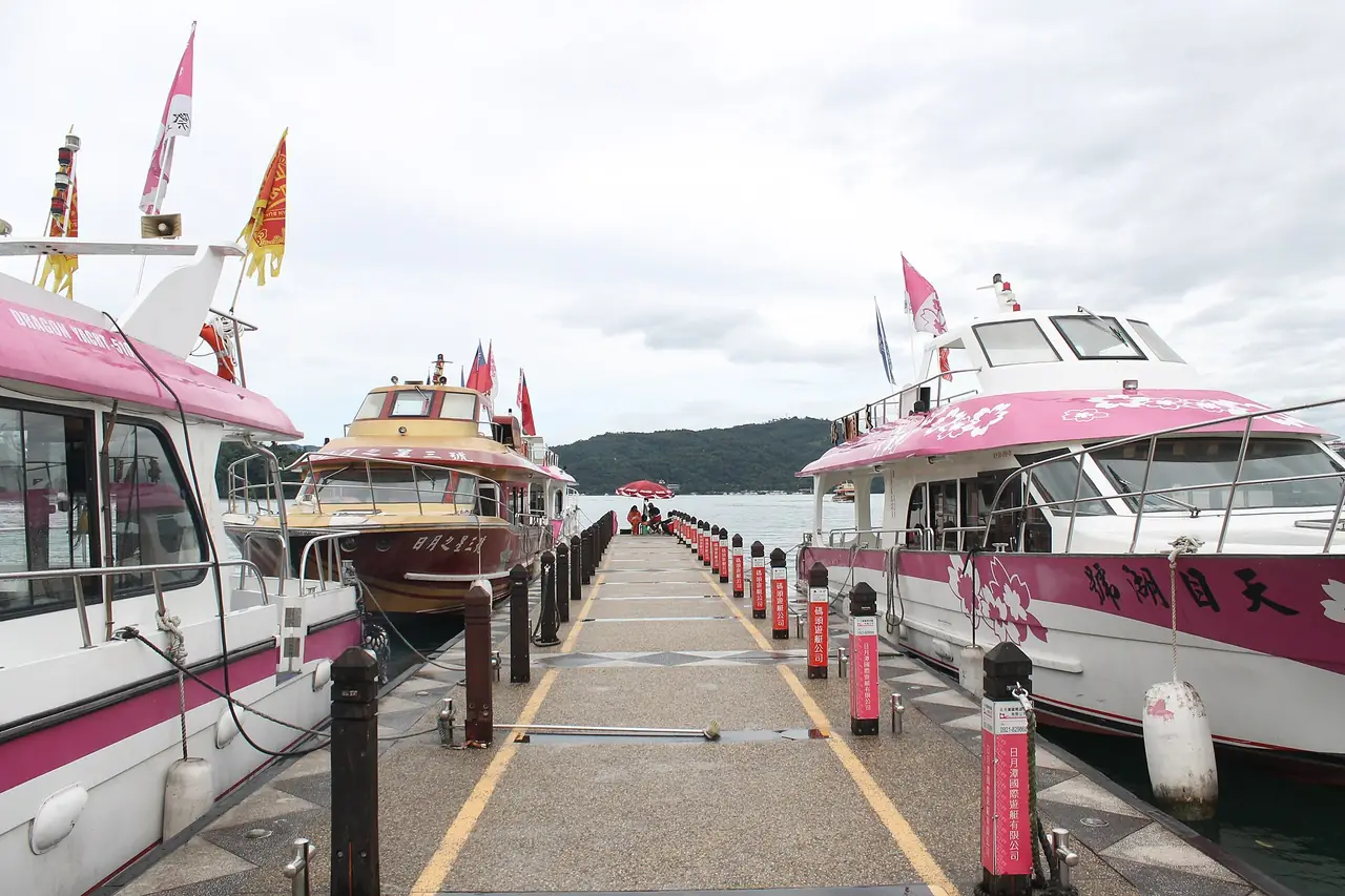 เรือจอดที่ท่าอีต้าเส้า (Ita Thao) ริมทะเลสาบสุริยันจันทรา