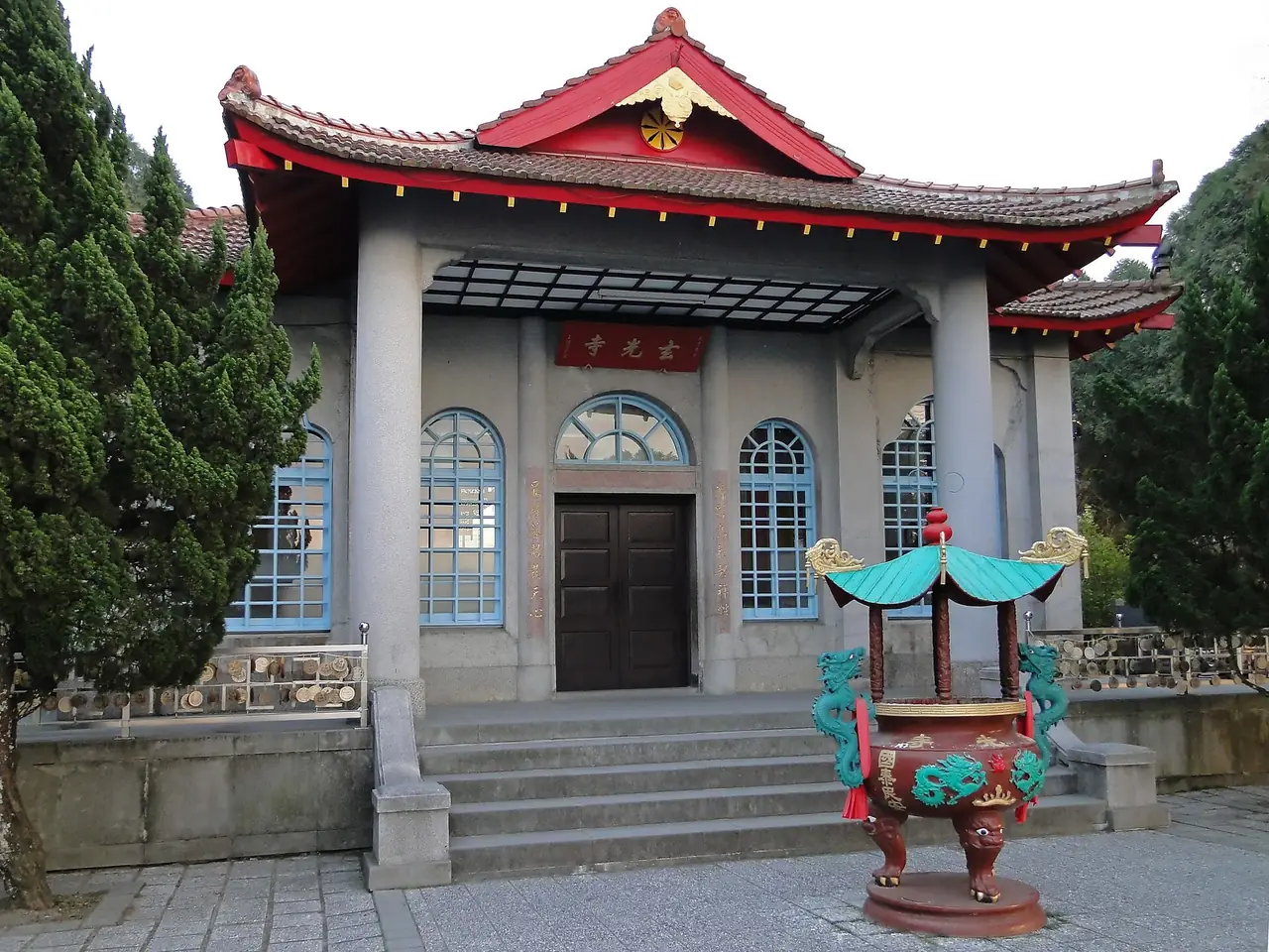 ศาลาวัดเสวียนกวง (Xuanguang Temple) ที่ทะเลสาบสุริยันจันทรา