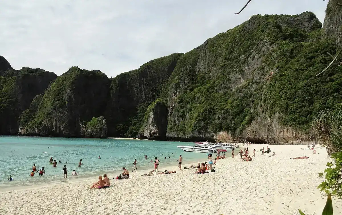 ชายหาดและเรือหางยาวในประเทศไทย