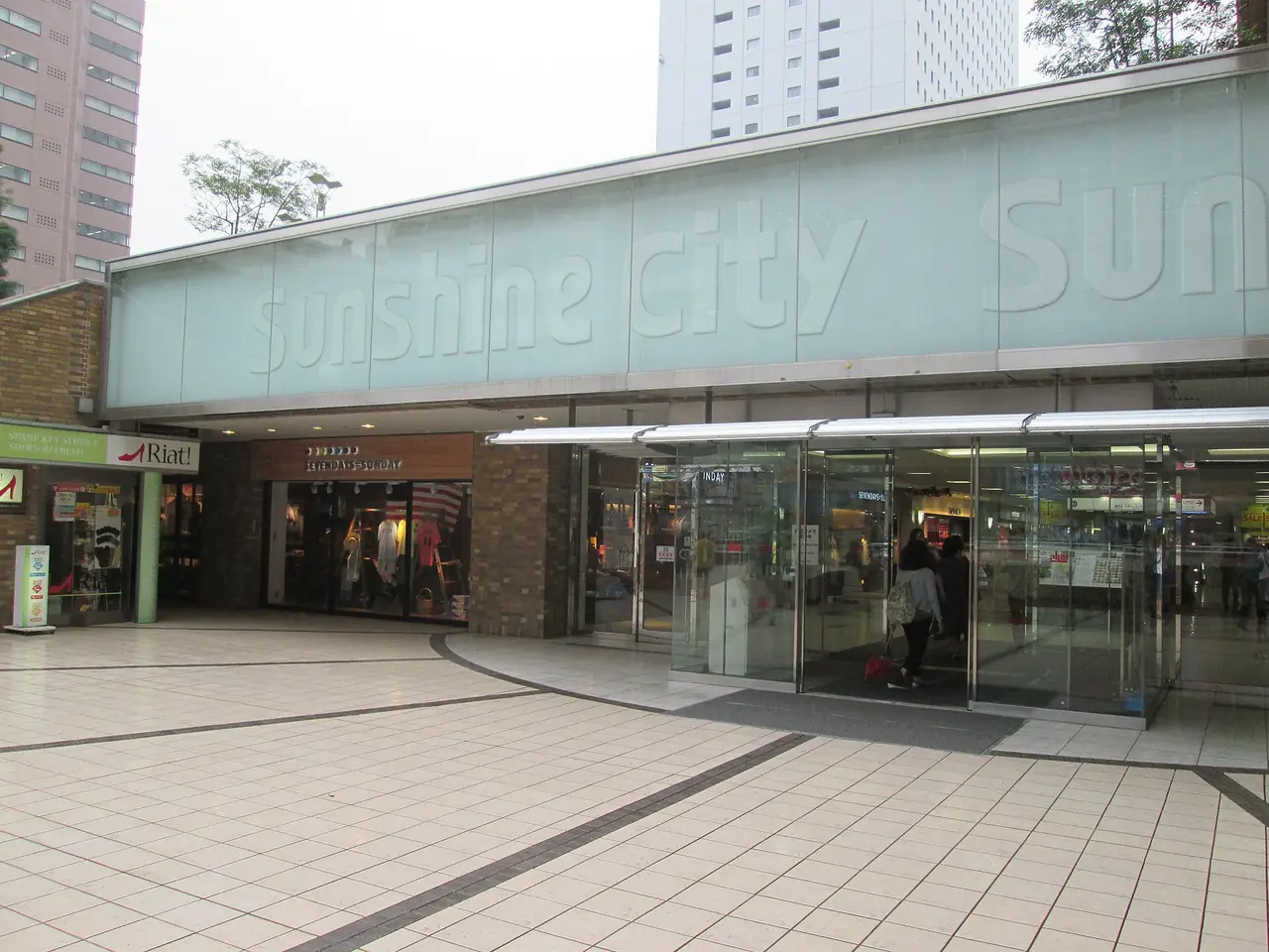 ทางเข้า Sunshine City ย่านอิเคะบุคุโระ ภาพจากผู้ถ่ายบน Wikimedia Commons