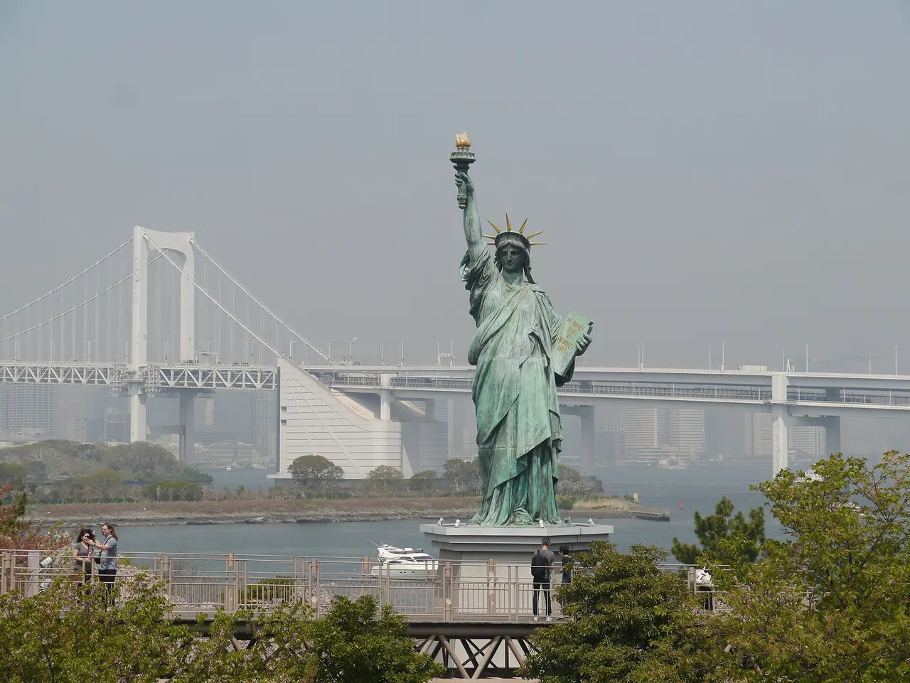 รูปปั้นเทพีเสรีภาพโอไดบะและสะพานเรนโบว์ ภาพจากผู้ถ่ายบน Wikimedia Commons