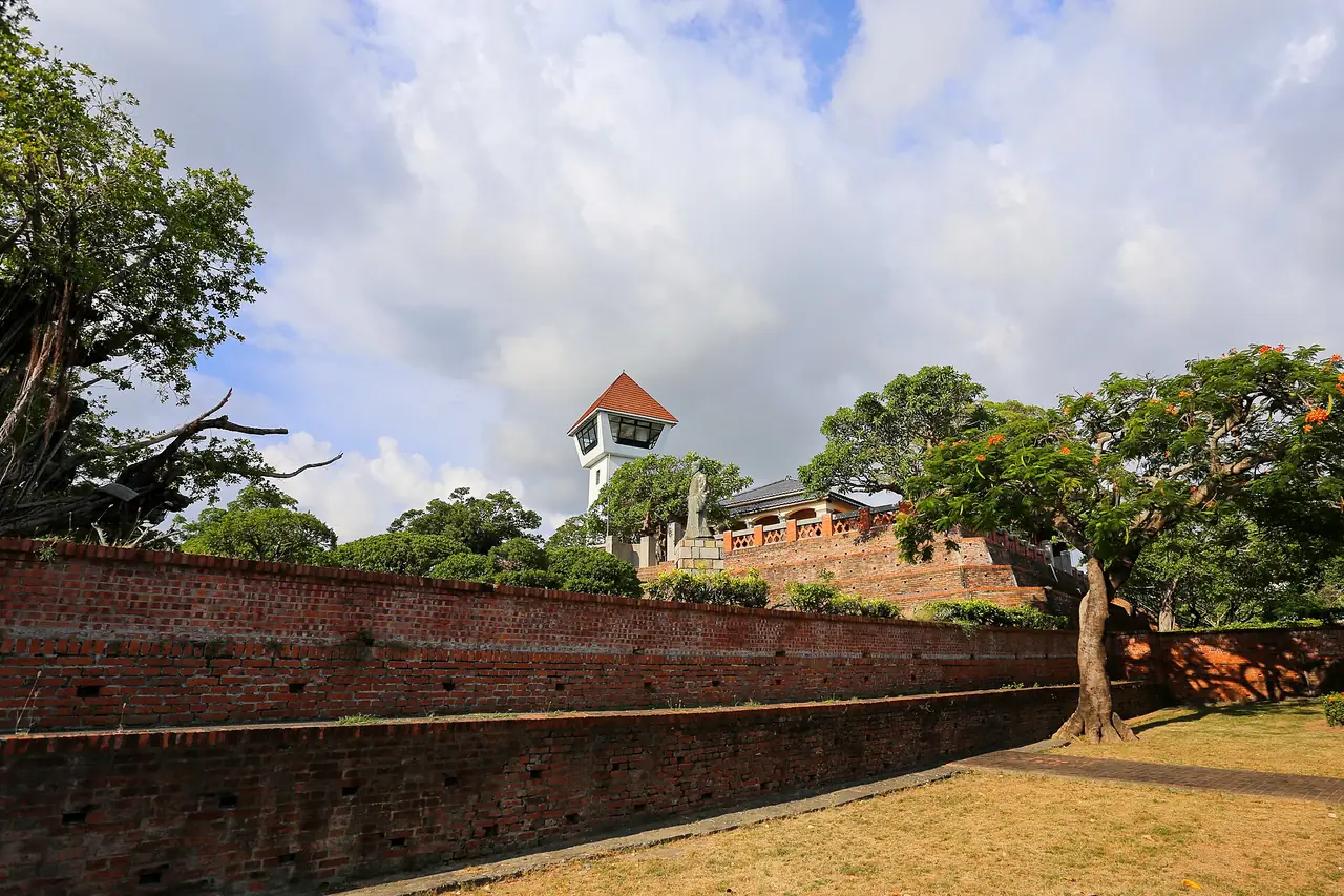 กำแพงอิฐด้านนอกของป้อมเก่าอันผิง