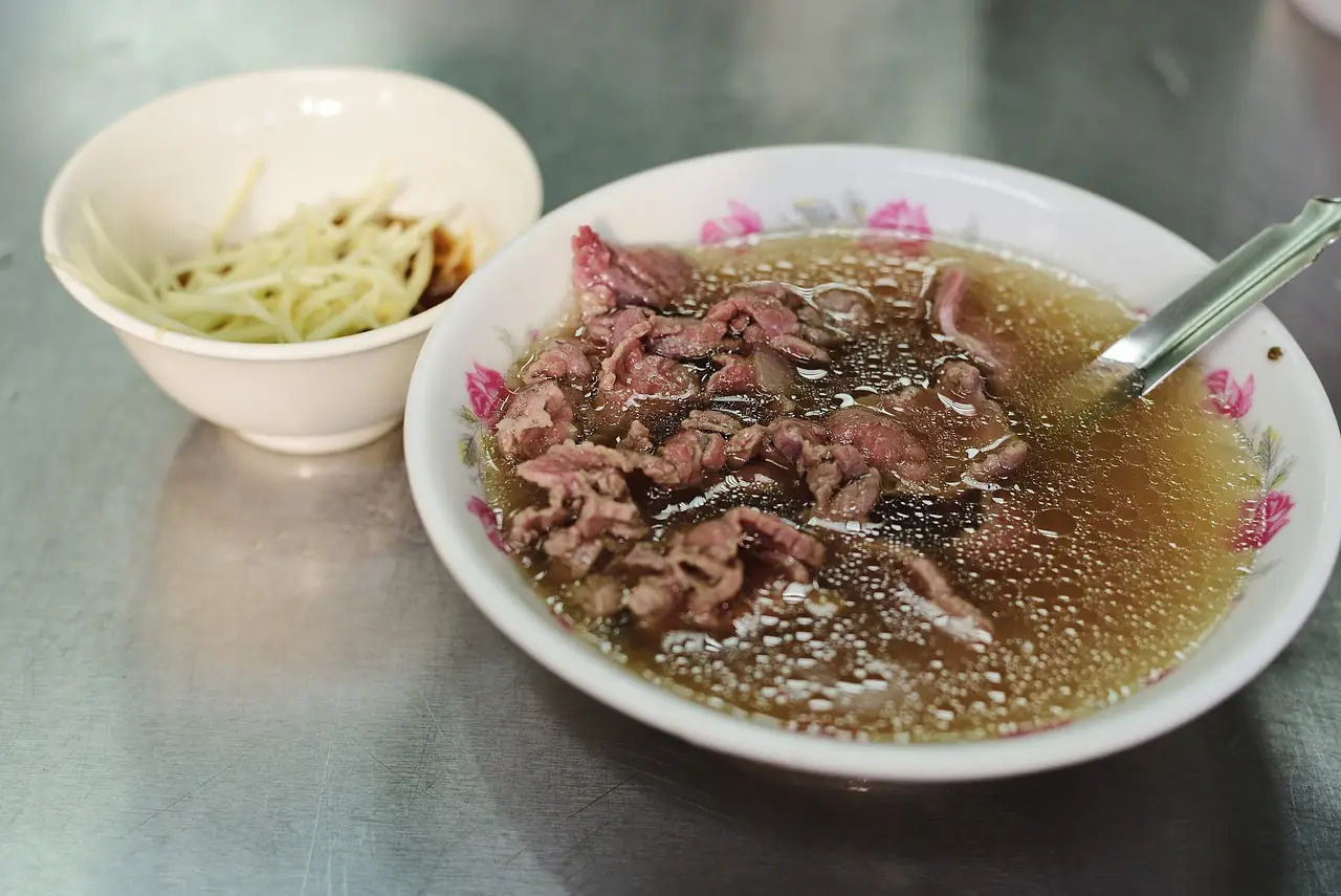 ซุปเนื้อชามหนึ่งที่ร้านบนถนนกั๋วหัว (ภาพจาก Commons)