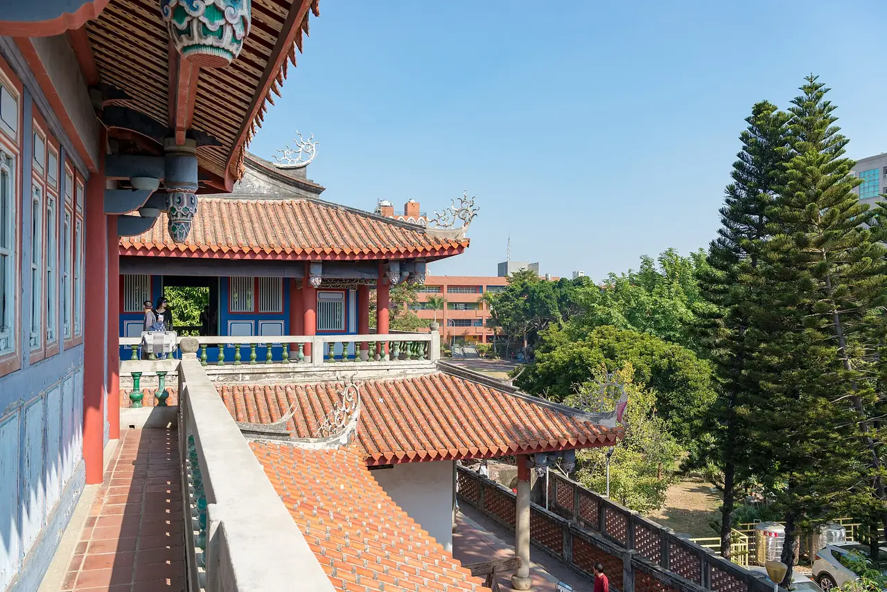 หลังคาและระเบียงของอาคารในบริเวณหอ Chihkan