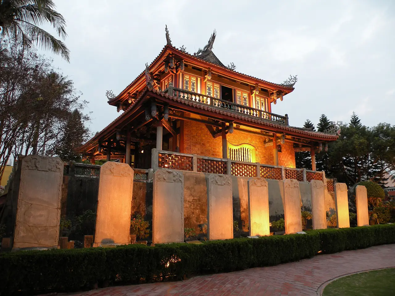 หอ Chihkan ตอนค่ำ จุดอ้างอิงของโรงแรมที่ระบุว่าอยู่ใกล้ (ไม่ใช่ภาพโรงแรม)