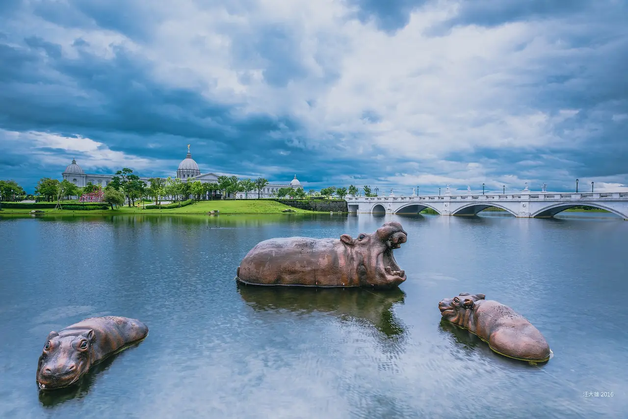 รูปปั้นฮิปโปในน้ำหน้าพิพิธภัณฑ์ Chimei