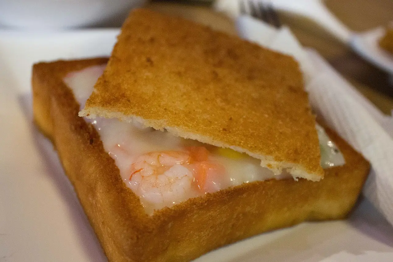 ขนมปังโลงศพ ไส้กุ้งในครีมซอส