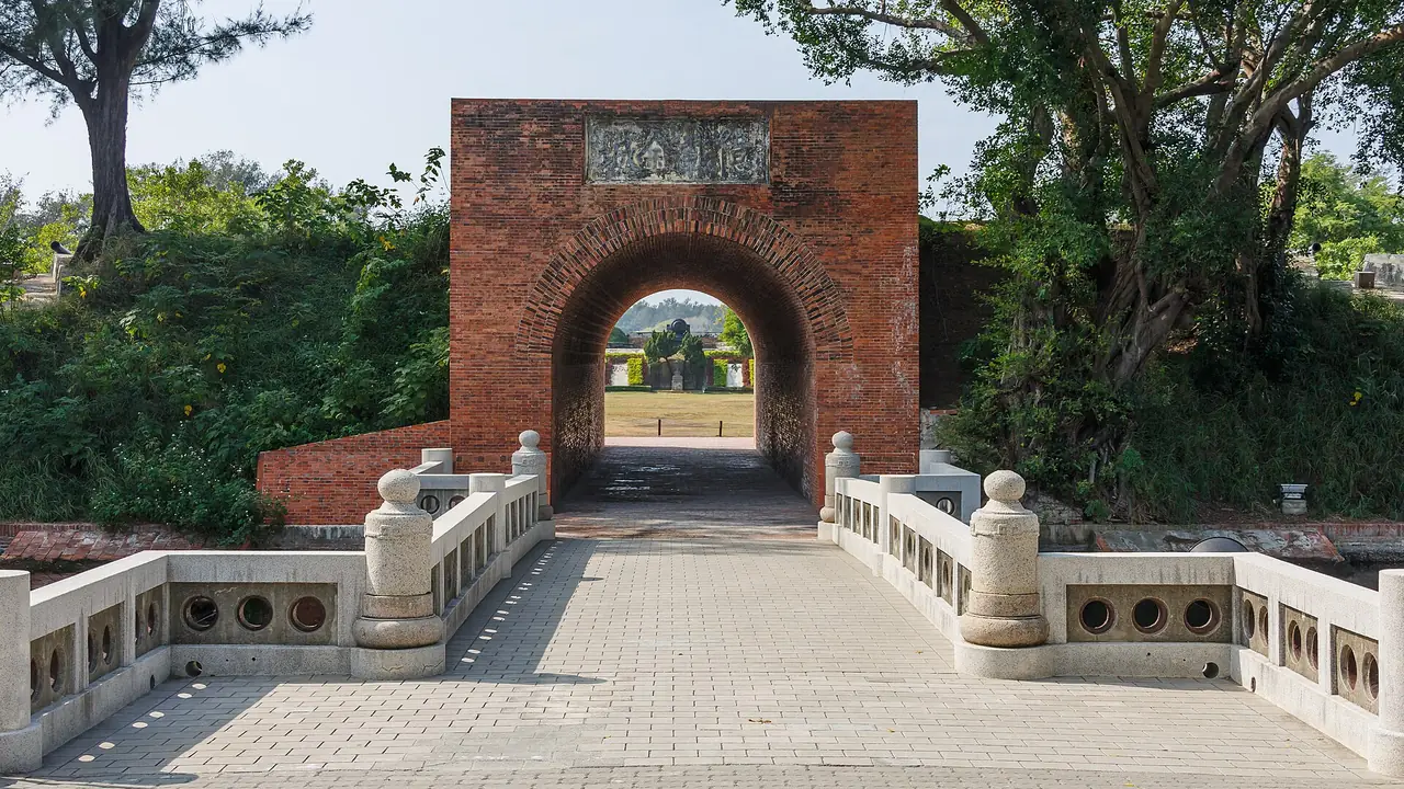 ประตูป้อม Eternal Golden Castle ที่อันผิง ป้อมปืนใหญ่ที่อยู่ในสายเดียวกับสาย 98