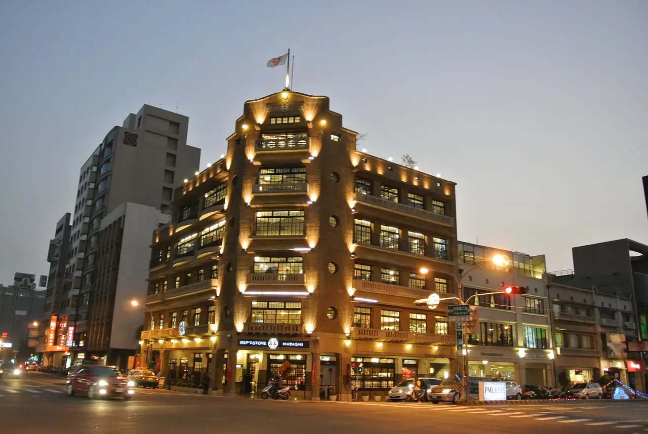 ห้าง Hayashi ตอนค่ำ อาคารห้าชั้นสร้างปี 1932