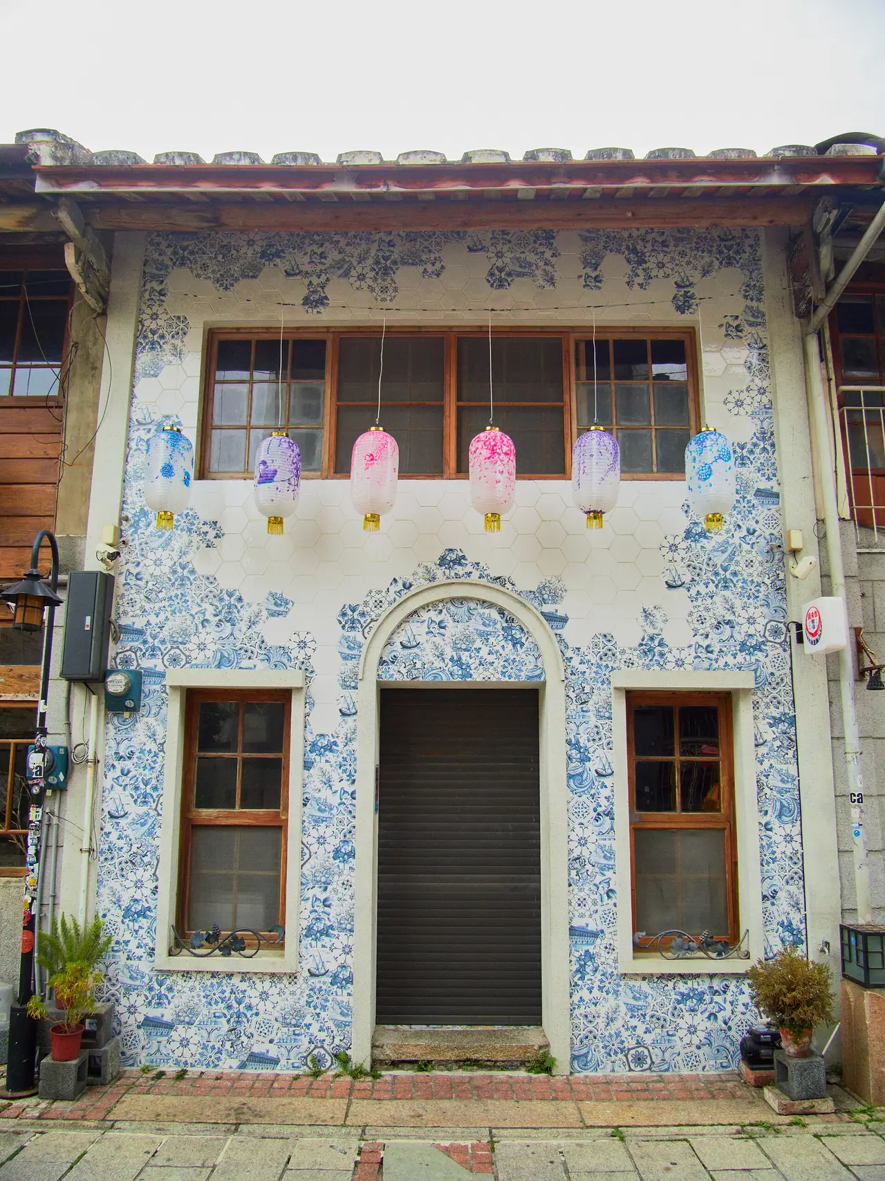 บ้านแถวบนถนนเสินหนงที่ประดับกระเบื้องลายฟ้าขาว