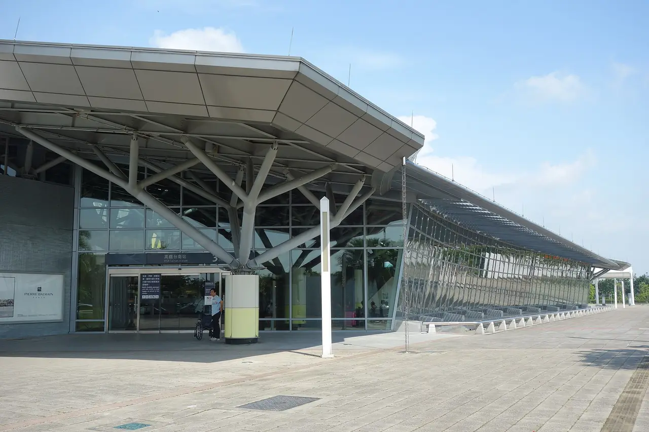 ทางเข้า 3 ของสถานีรถไฟความเร็วสูงไถหนาน ซึ่งอยู่นอกตัวเมือง