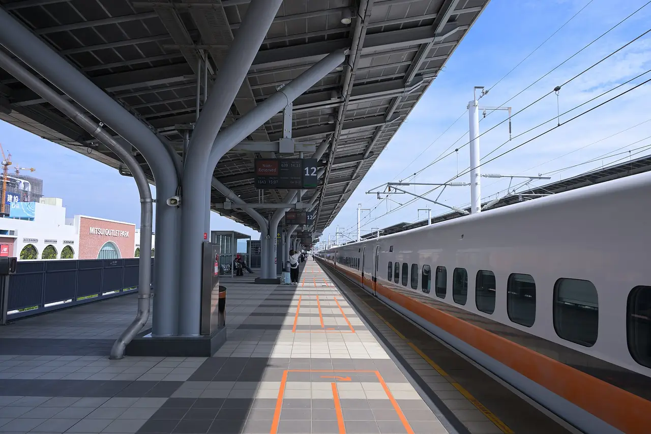 ชานชาลาที่สถานีรถไฟความเร็วสูงไถหนาน