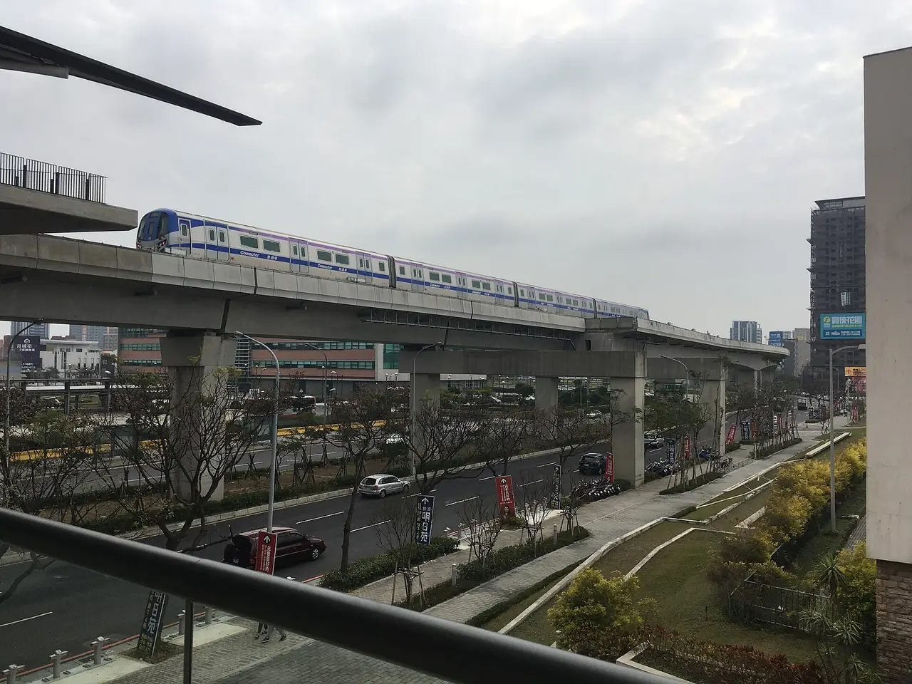 ขบวน Airport MRT สายเถาหยวนวิ่งบนทางยกระดับ