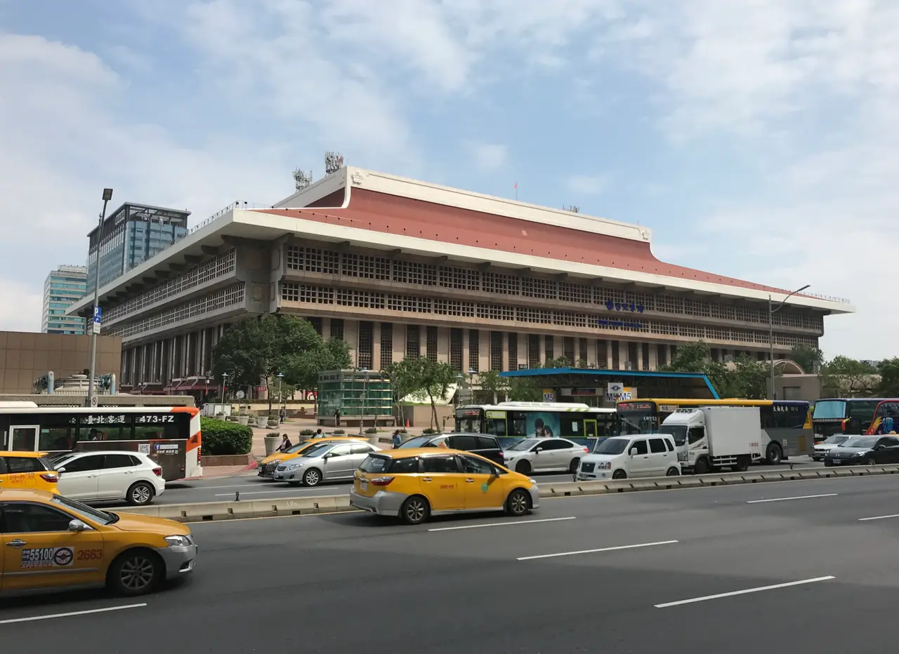 ด้านนอกอาคารสถานีไทเปเมนสเตชัน (ภาพปี 2018)