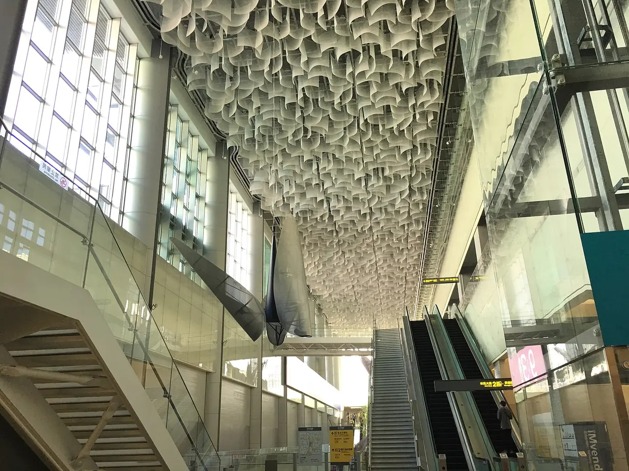 เพดานโถงสถานีไทเปเมนสเตชันที่เชื่อมกับ Taoyuan Metro