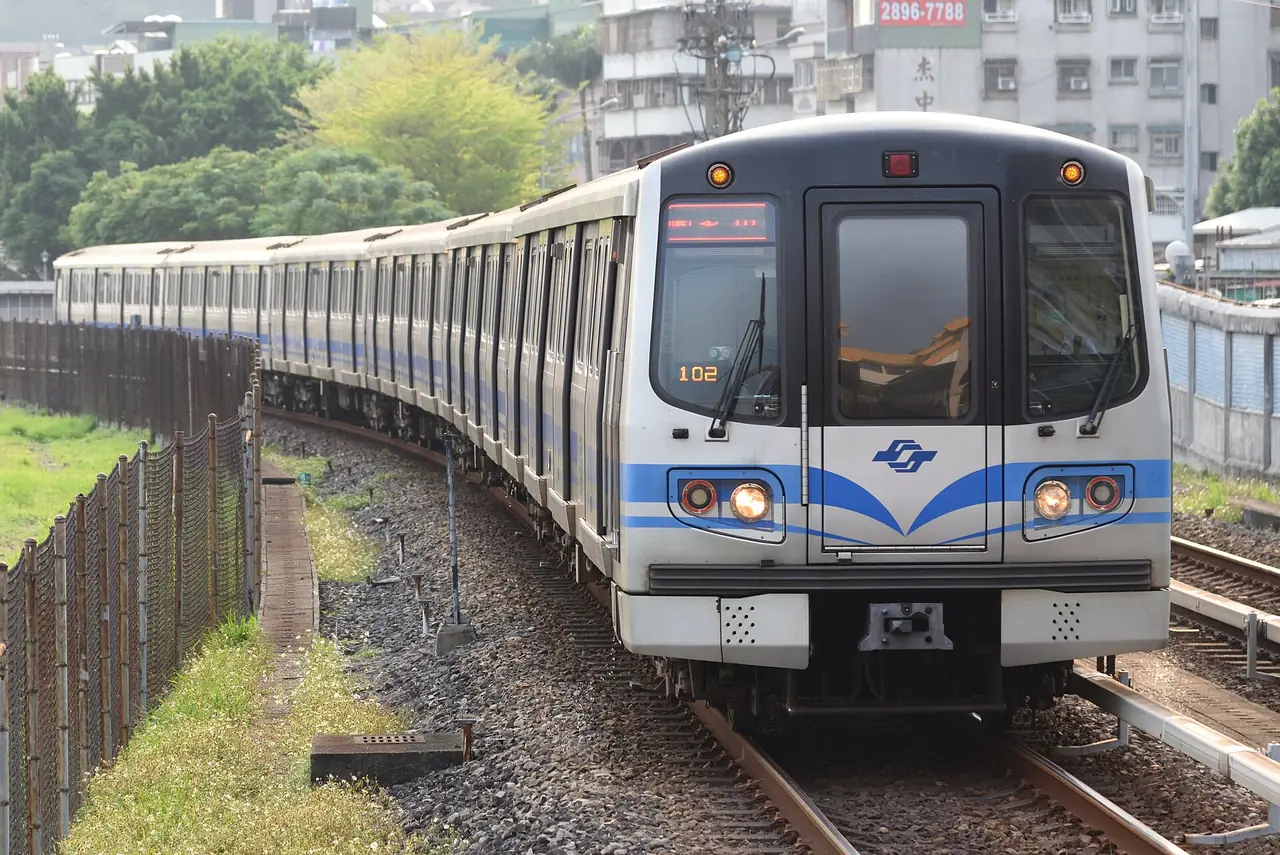ขบวน MRT ไทเปที่กำลังเข้าสถานี