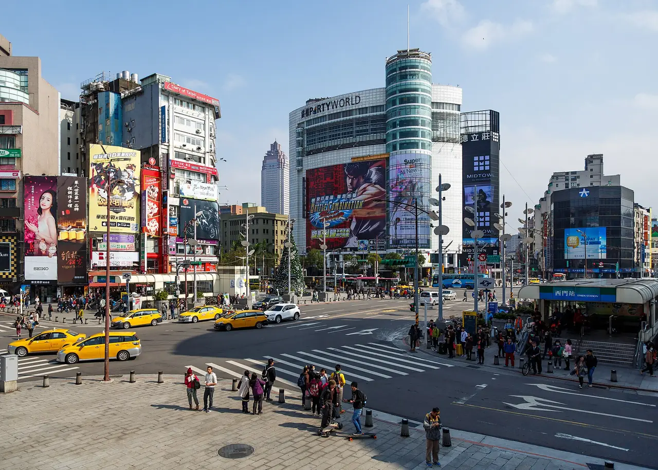 สี่แยกซีเหมินติงตรงทางออก MRT Ximen มีตึก Party World อยู่ฝั่งขวา