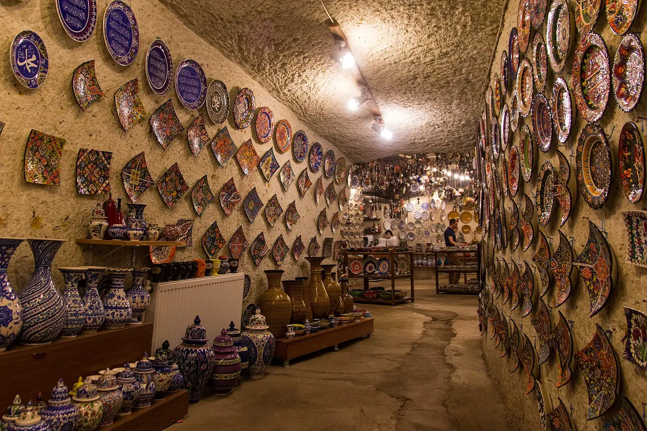 ร้านเครื่องปั้นดินเผาแบบถ้ำในอวาโนส เมืองเซรามิกที่เรดทัวร์แวะ