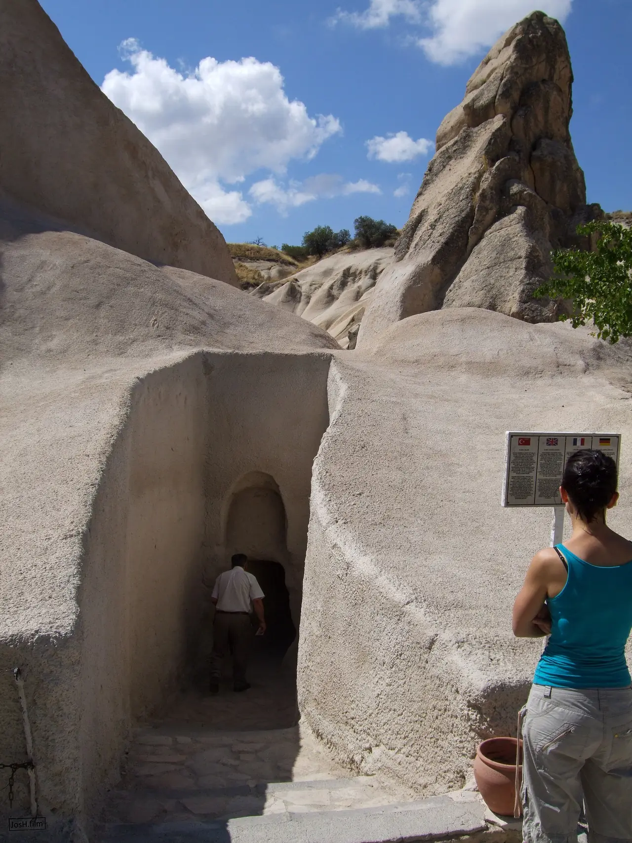 ทางเข้าโบสถ์ Elmalı ที่เจาะในหิน ภาพถ่ายปี 2552