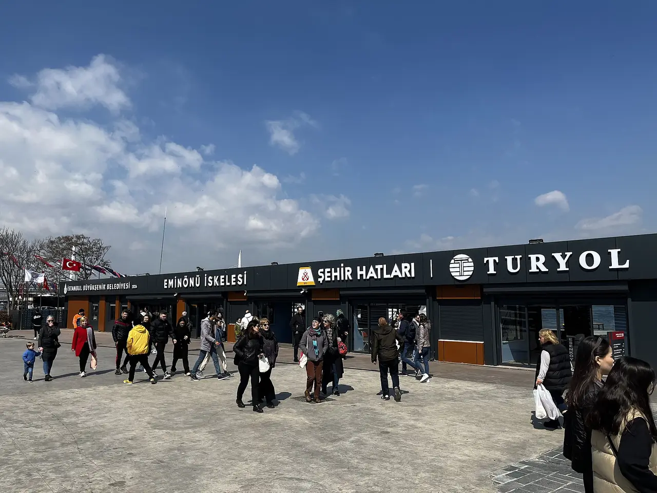 ท่าเรือเอมีนอนือ ป้ายของ Şehir Hatları และ Turyol เหนือทางเข้าท่า ภาพมีนาคม 2567