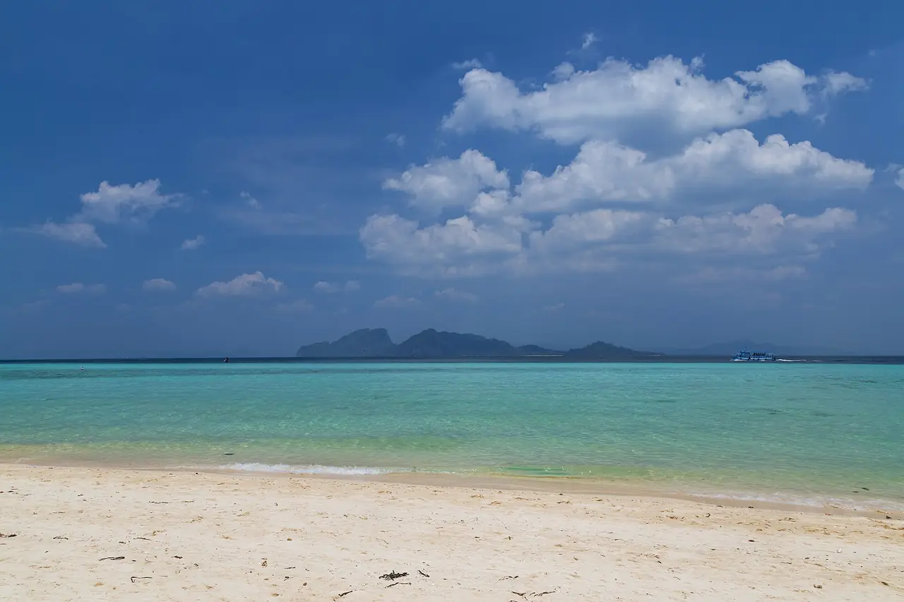 ภาพตรัง: จังหวัดอันดามันที่มีเกาะหินปูน หาดยาว และเมืองที่ขึ้นชื่อเรื่องหมูย่างกับติ่มซำยามเช้า