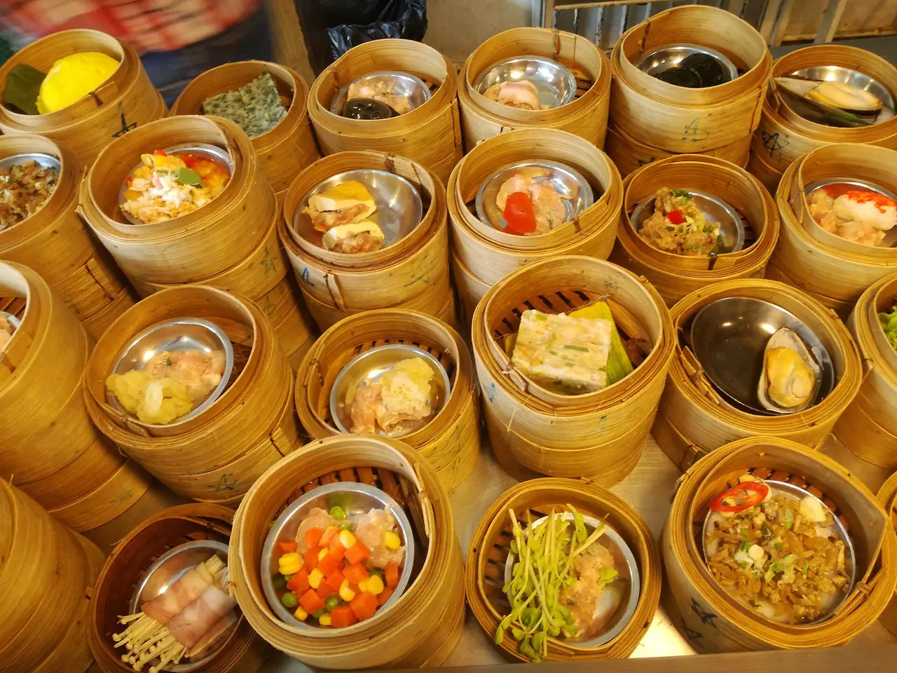 ติ่มซำนึ่งร้อน ๆ ในลังไม้ไผ่ที่ร้านอาหารแห่งหนึ่งในตรัง