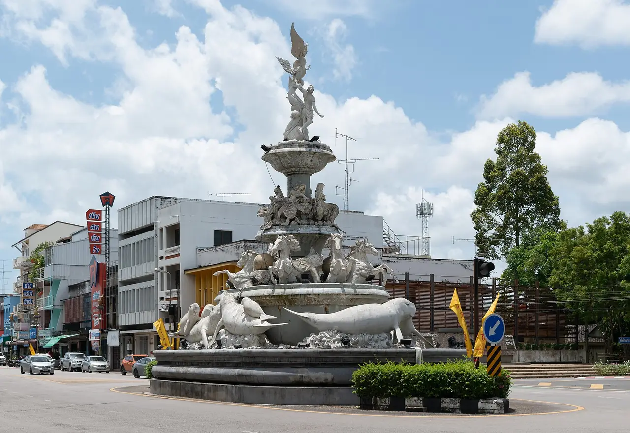 น้ำพุและประติมากรรมที่วงเวียนพะยูนในตัวเมืองตรัง