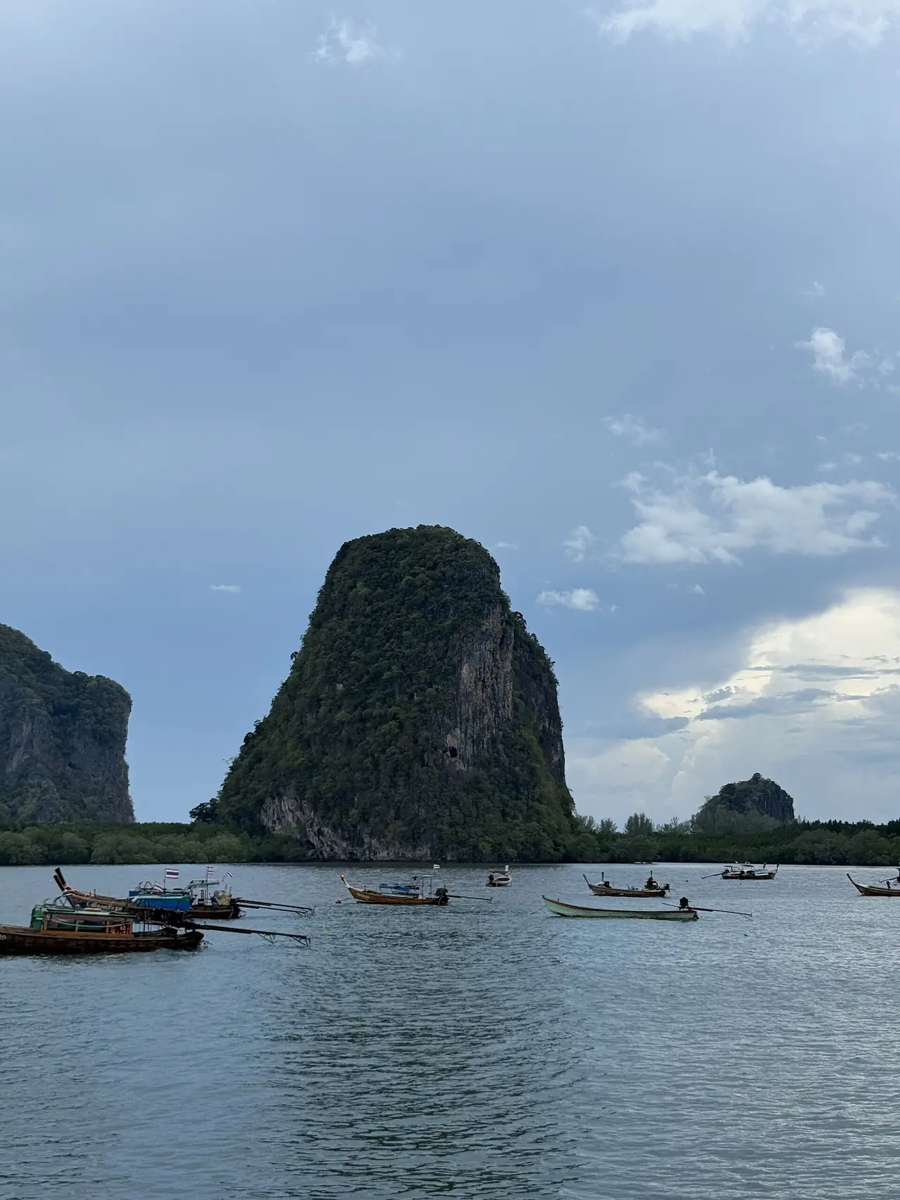 เรือหางยาวและเกาะหินปูนในอ่าวปากเมง