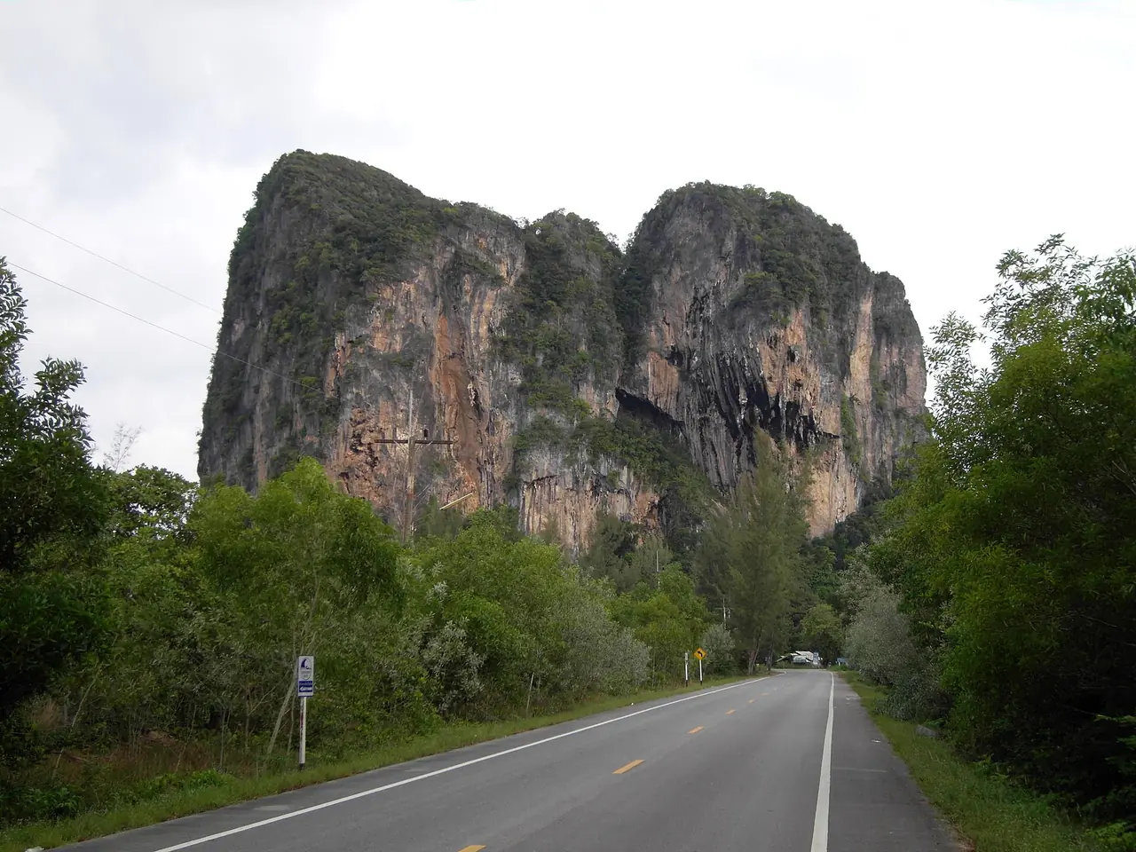 หน้าผาหินปูนข้างถนนบนเกาะลิบง