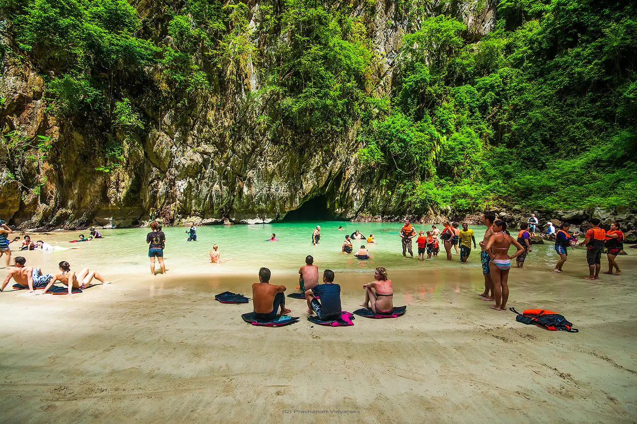 หาดทรายและหน้าผาด้านในถ้ำมรกต จังหวัดตรัง