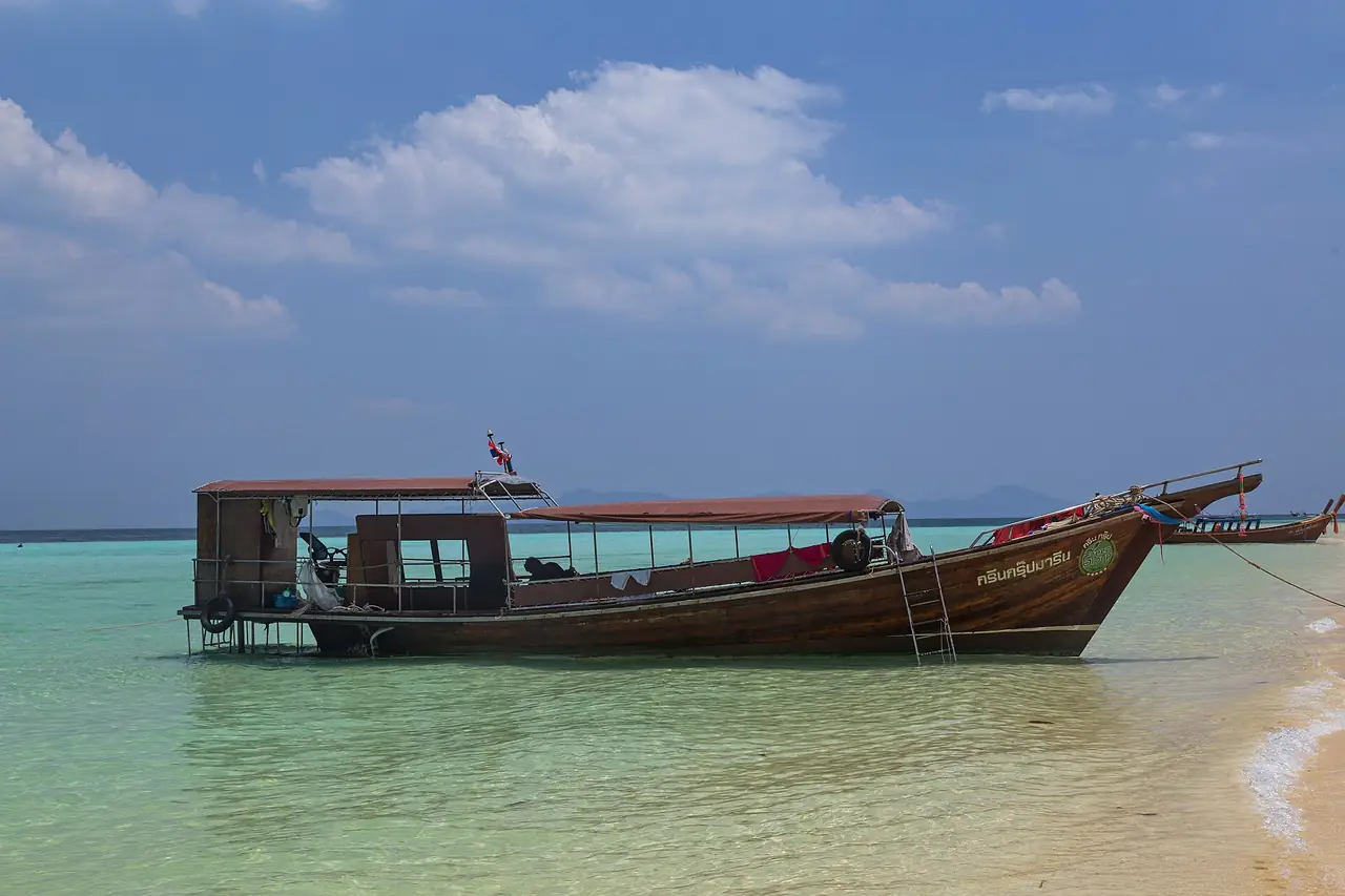 เรือหางยาวจอดหน้าหาดบนเกาะกระดาน