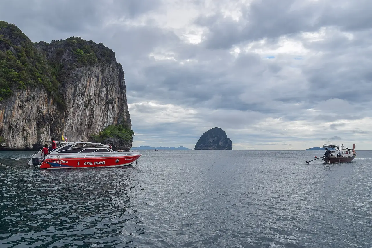 เรือสปีดโบ๊ตและเรือหางยาวใกล้เกาะเชือกและเกาะแหวน ซึ่งอยู่ในเขตอุทยานเดียวกับเกาะมุก ภาพถ่ายจาก Wikimedia Commons