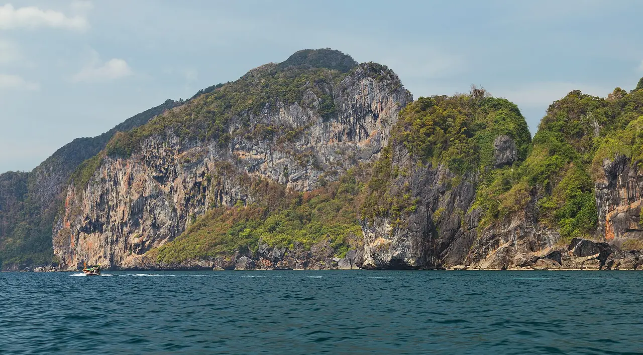 หน้าผาหินปูนด้านหนึ่งของเกาะมุก มองจากทะเล ภาพถ่ายจาก Wikimedia Commons