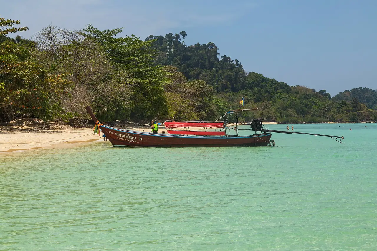 เรือหางยาวจอดที่ชายหาดเกาะไหง ภาพถ่ายจาก Wikimedia Commons