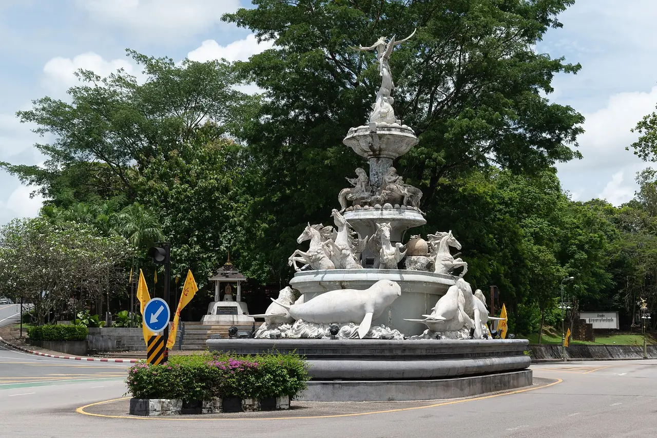น้ำพุและประติมากรรมรูปพะยูนที่วงเวียนพะยูนในตัวเมืองตรัง ภาพถ่ายจาก Wikimedia Commons