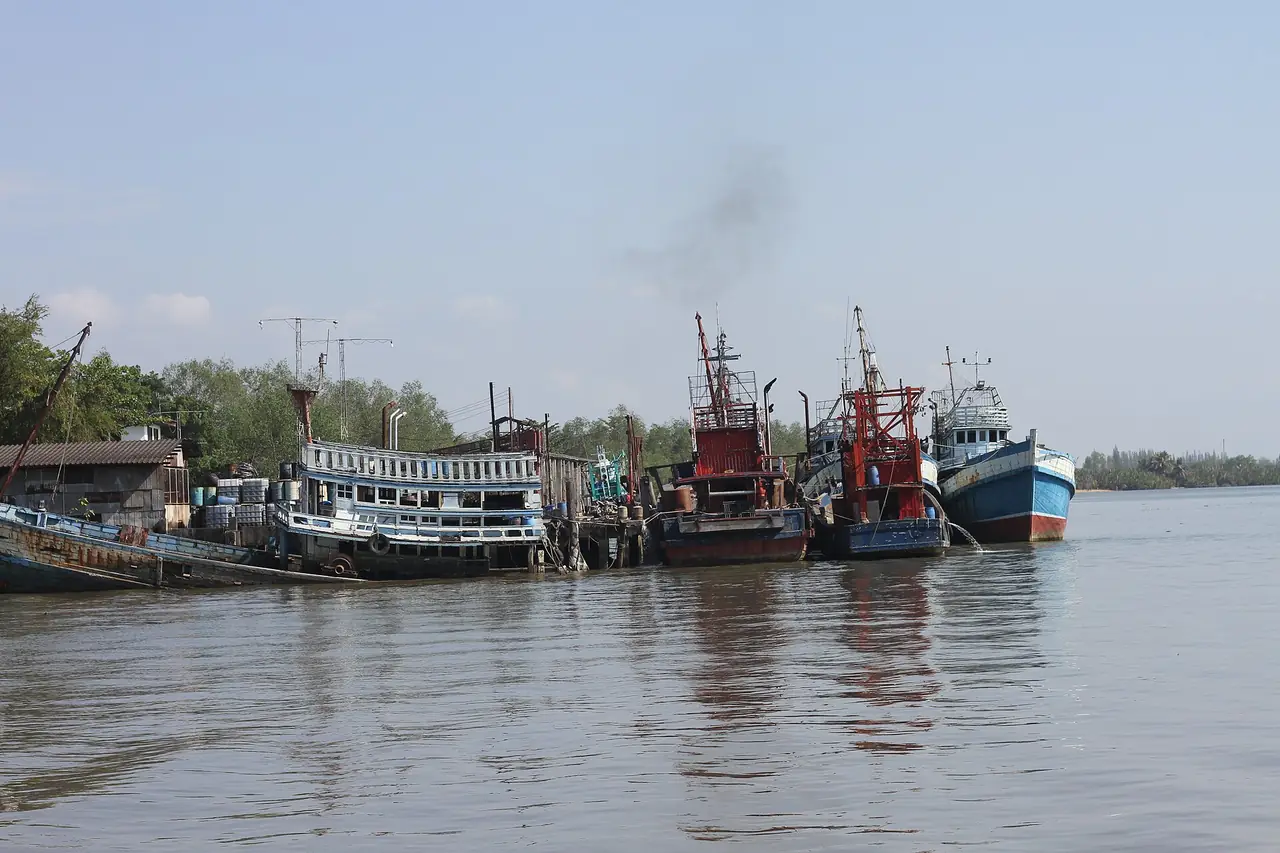เรือประมงและเรือโดยสารจอดที่ท่าริมน้ำแห่งหนึ่งในจังหวัดตรัง ภาพถ่ายจาก Wikimedia Commons